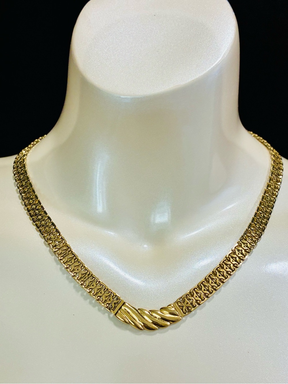 Monet Gold-Tone Twisted Accent Chain Necklace Classic Timeless Elegant EUC